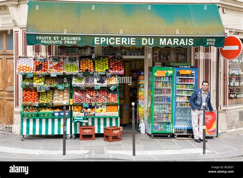 Epicerie En El Barrio De Le Marais De París Fotografía De Stock Alamy