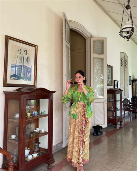 Gaya Busana Rania Maheswari Yamin Dalam Kebaya Dan Batik