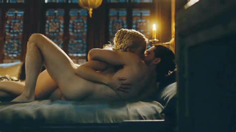 Nude Scenes Emilia Clarke And Kit Harington S Butt On Game Of Thrones