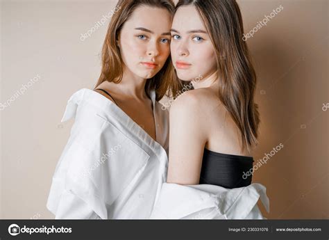 Mode Modelle Zwei Schwestern Zwillinge Schöne Nackte Mädchen Blick