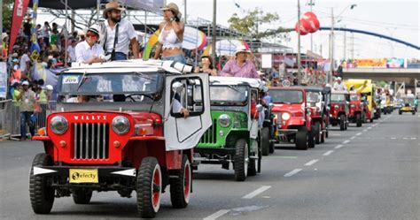 Desfile De Autos Clásicos Y Antiguos En La Feria De Cali Reliquias Sobre Ruedas En El Desfile