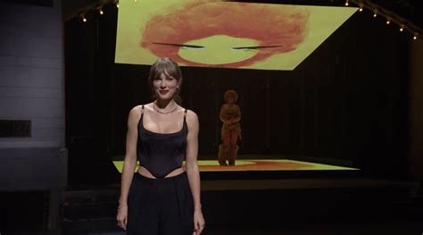 Taylor Swift Makes Surprise 'SNL' Cameo After Travis Kelce's - 247 News Around The World