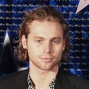 Luke hemmings the 'youngblood' hitmaker took to instagram to share a series of professional snaps from the romantic moment he got down on one knee and asked his longtime girlfriend, singer sierra. Luke Hemmings - Biography, Family Life and Everything ...