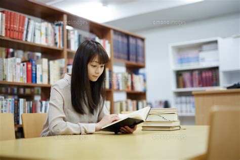 図書館で本を読む若い女性 10736004542 ｜ 写真素材・ストックフォト・画像・イラスト素材｜アマナイメージズ