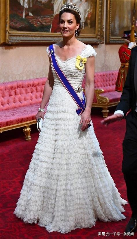 英國王室舉辦國宴凱特王妃戰袍一襲白裙驚艷全場，頭上皇冠吸睛 搜資訊