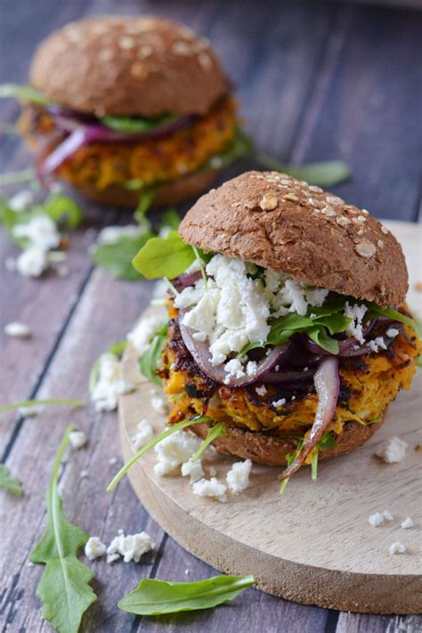 Zoete Aardappel Burger Met Feta En Rode Ui
