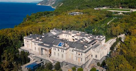 A new video from alexei navalny's fbk foundation accused russian president vladimir putin of building a private palace with $1 billion raised through corruption. Vladimir Putin's 'secret luxury mansion' worth over £900m ...