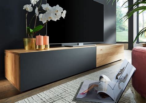 Ein wohnzimmer schrank eiche massivholz. Modernes TV-Board aus Wildeichenholz | Innenarchitektur ...