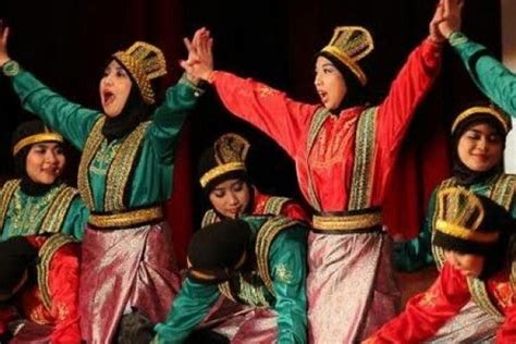 Pola ini konsisten dilakukan dari awal tarian hingga demikian ulasan dari kami tentang pola lantai tari saman yang banyak mengandung makna mendalam. Gambar Tari Saman Menggunakan Pola Lantai - VisitBandaAceh.com