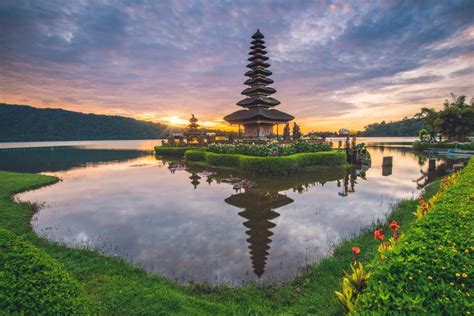 Pura ulun danu bratan is a balinese hindu water temple and the reason for its popularity is the beautiful location. The famous hinduist temple of Pura Ulun Danu Bratan on the ...