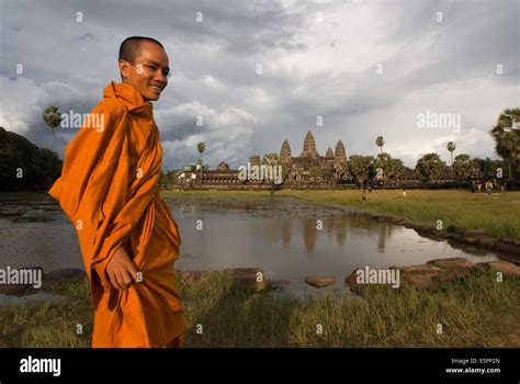 Monje Budista Caminando Fotos E Imágenes De Stock Alamy