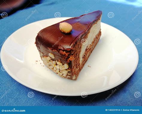 Torta Del Turr N Con El Chocholate En La Placa Blanca Foto De Archivo
