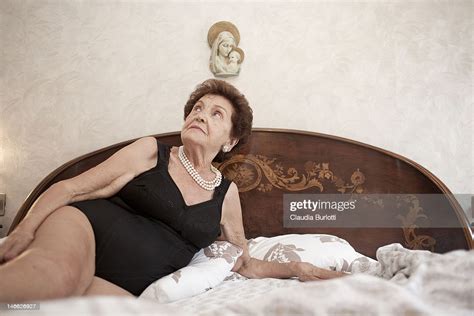 Old Lady In Bodysuit Laying In Bed Foto De Stock Getty Images