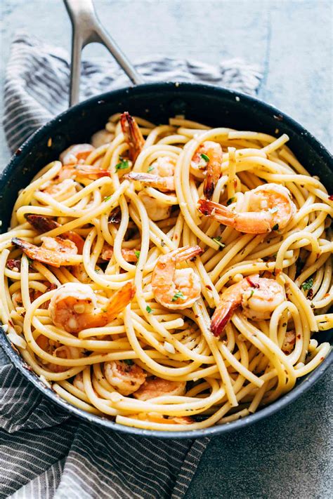 The dish is made by lightly sautéing sliced, minced, or pressed garlic in olive oil, sometimes with the addition of dried red chili flakes (in which case its name is spaghetti aglio. Spaghetti Aglio Olio Seafood - Daily Makan