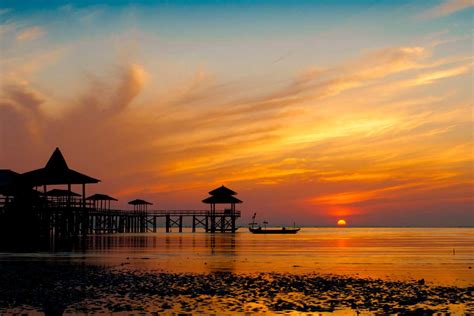 Pantai kenjeran lama berada di jalan raya pantai lama no. Pantai Kenjeran, Objek Wisata Pantai Andalan Surabaya ...