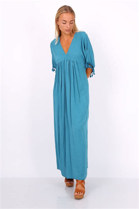 Intemporelle et ultra féminine, on craque pour une robe longue portefeuille décolletée. Robe longue playa bleu canard - Les robes et jupes ...