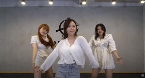 한시간 전 쯤에 올라온 보겸 유튜브 앞으로 얼굴 공개를 할지 안 할지는 모르겠는데 진짜 안타깝다 +전에 올라왔던 영상 중에 성형 문의하는 영상이 있었음 성형을 결심하게 된 이유는 잇따른 그쪽의 공격에. 뉴스픽 : '아프리카TV' 슈기, 유튜브 복귀 언급 후 첫 유튜브 영상 ...