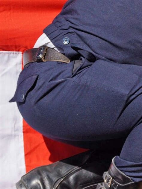 ピッチピチのズボンの警察官｡ドッシリしたお尻を触りたいな｡ 男性警察官 警察官 男性