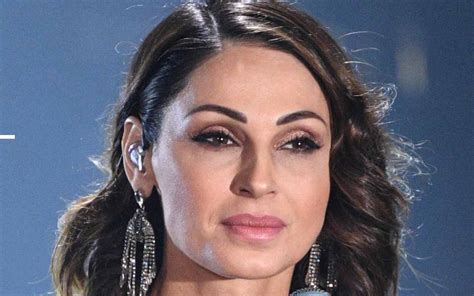 A causa di alcuni stupidi senza rispetto ci siamo andati tutti sotto. Anna Tatangelo dimentica Gigi D'Alessio: la cantante ha ...