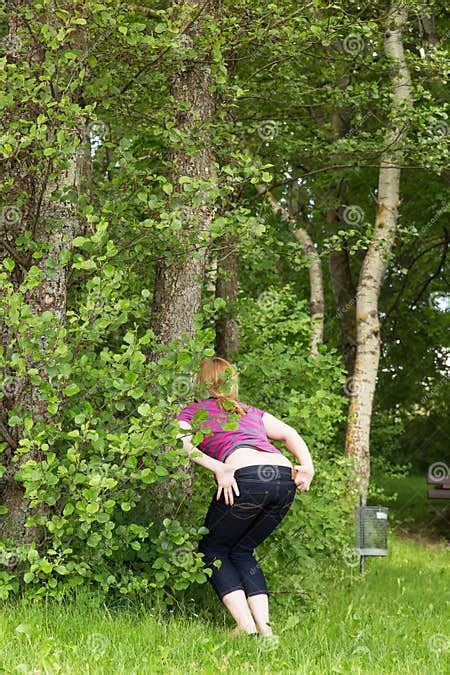 La Femme Fait Pipi Dans La Nature Image Stock Image Du Gens Adulte