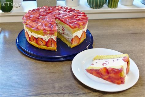 Mandarinen abtropfen lassen und ebenfalls unter die creme heben. Erdbeer-Sahne-Schmand-Torte - Rezept mit Bild - kochbar.de
