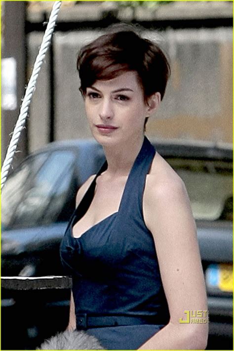 Anne Hathaway Debuts New Cropped Do Photo 2476711 Anne Hathaway