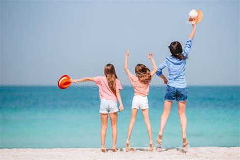 Adorables Niñas Pequeñas Y Madre Joven En La Playa Blanca Tropical