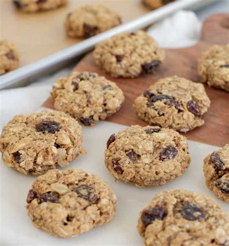 Using the tines of fork, make a vent in the top of each cookie (should make 12 to 14 cookies.) These oatmeal raisin cookies are quick and easy to make in one bowl! | Recipe in 2020 | Cookie ...