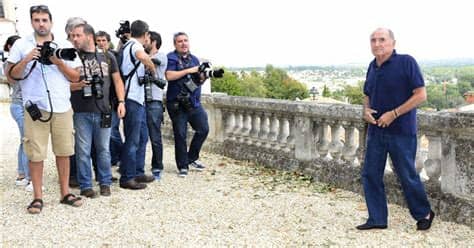 Claude brasseur pose pour le film «l'étudiante et monsieur henri», en 2015, à angoulême. Claude Brasseur - Photocall du film L'Etudiante et ...