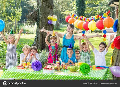 Party Entertainer Mit Kindern Stockfotografie Lizenzfreie Fotos