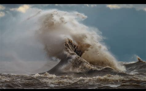 Lake Eries Wild Waves Caught On Camera By Dave Sandford