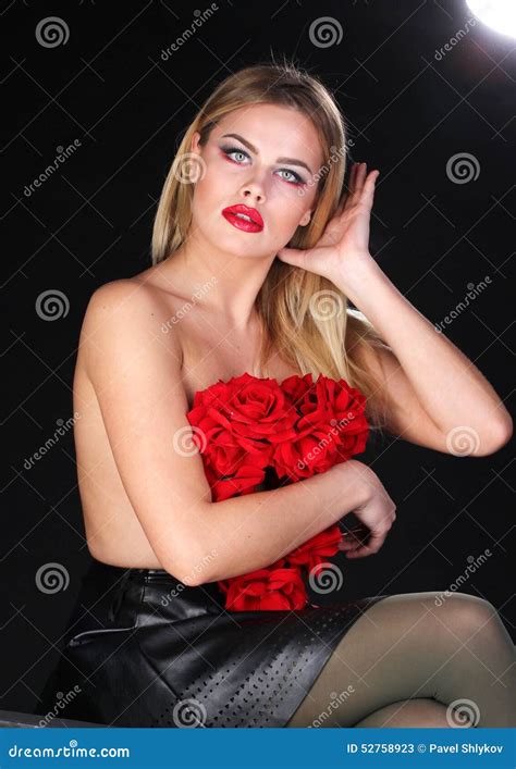 Mujer Rubia Hermosa Con La Parte Posterior Desnuda Imagen De Archivo Imagen De Arte Sexual