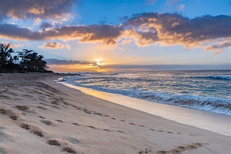 Sunset over Sunset Beach on the North Shore of Oahu, Hawaii with palm ...