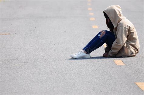 Ragazza Sola Che Si Siede Sulla Strada Immagine Stock Immagine Di