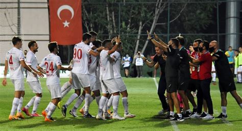 Süper lig'in kurulduğu ilk sezonda yer alan 16 takımdan bir tanesidir. İzmir derbisinde kazanan Altınordu | Canlı Maç izle