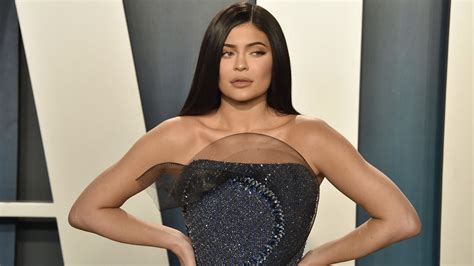 Kylie Jenner Criticized On Twitter After Asking For Donations For Injured Makeup Artist ‘eat