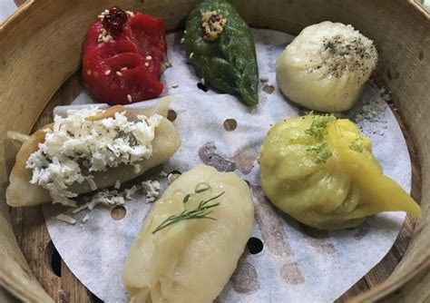 Milano è ricca di luoghi dove mangiare ravioli cinesi e il meglio dello street food a buon prezzo. I ravioli cinesi 'dim sum' diventano milanesi 'ghe sem ...