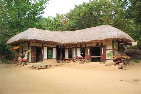 초가집 흙집 농가 전통가옥에 있는 Hee Cheol Lee님의 핀 전통 주택 시골집 숲속 집