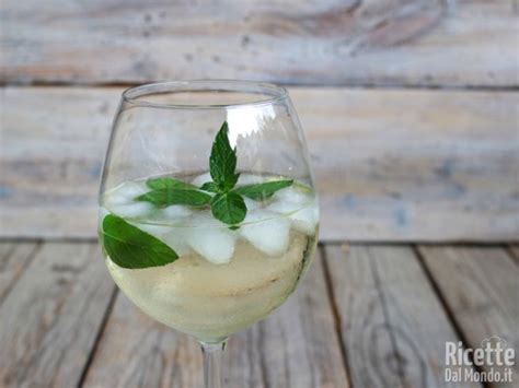 Cocktail melograno e sambuco, , con quali cocktail abbinare il grana padano?, 20201004. Cocktail Hugo con fiori di sambuco | RicetteDalMondo.it