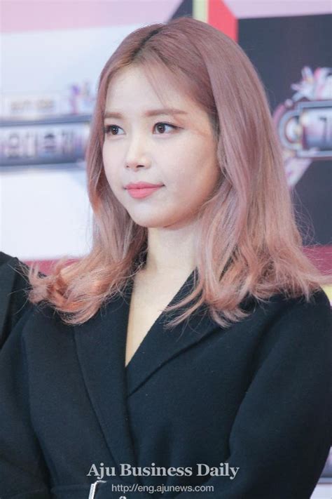 Hwa sa (rapper, vocals, and maknae). Girl band MAMAMOO's Solar injures back in Malaysia