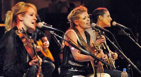 The Dixie Chicks Honor The Troops With Heart Wrenching Travelin