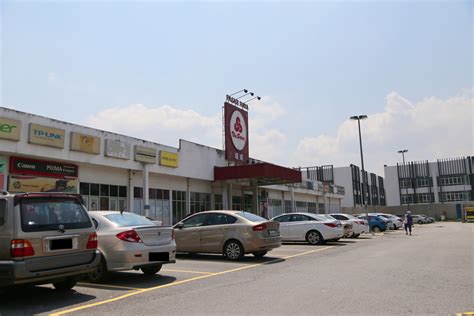 Although carrefour declared its intention to move from sri petaling in 2010, by this time endah parade accommodated more than 100 shops. Sri Petaling area guide