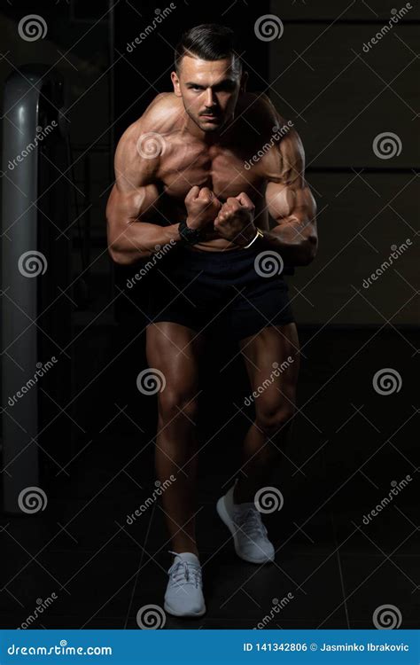 Hombre Muscular Que Dobla Los M Sculos En Gimnasio Foto De Archivo Imagen De Atleta