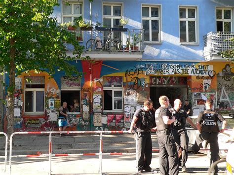 Mit einer kettensäge müssen polizeibeamte den weg für einen brandschutzprüfer in dem von linksextremen. Nachspiel in der BVV: Polizeiaufgebot in der Rigaer Straße ...
