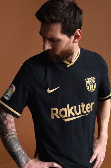 Messi'nin fransız ekibinde 3o numaralı formayı giyeceği ortaya. EN IMAGES. Le nouveau maillot extérieur du Barça, sobre et ...