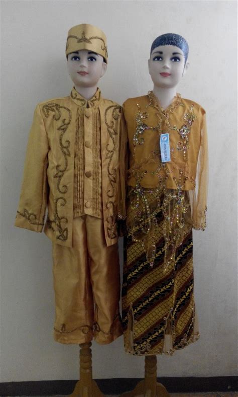 Budaya sunda adalah salah satu kebudayaan tertua di indonesia. Paling Keren Baju Adat Sunda Cowo - Smart Mommy
