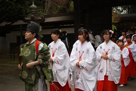 桜舞い散る田んぼに映える早乙女たちの姿。春を祝福する「香取神宮の御田植祭」｜株式会社オマツリジャパン