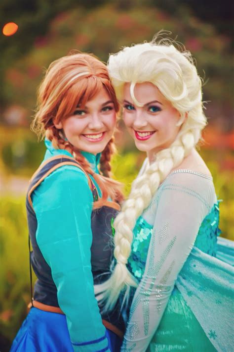 Elsa And Anna From Frozen Cosplay Frozen Cosplay Cosplay Elsa Anna