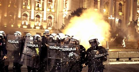 Volgens de politie riepen de jongeren op tot rellen, brandstichting en het. Rellen in Belgrado na nieuwe lockdown, betogers dringen ...