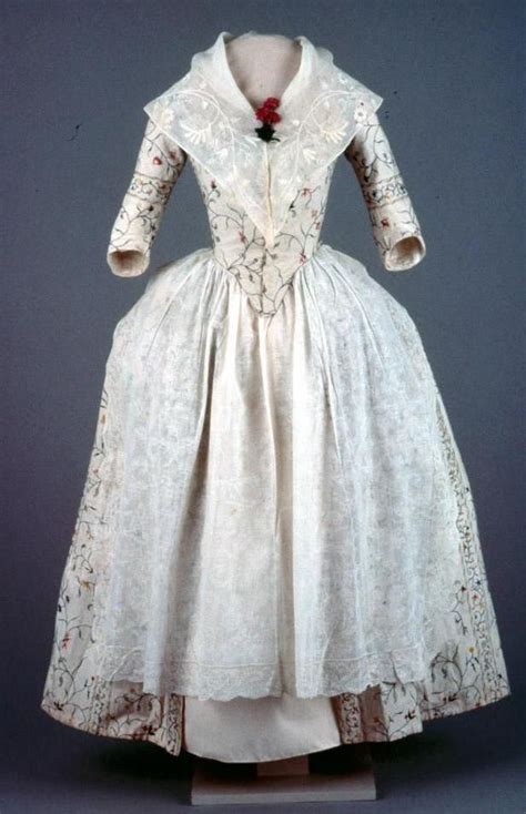 Robe à Langlaise Ca 1780 English Silk Needlework On Cotton Bodice